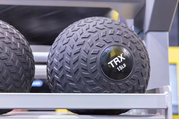 TRX schwarze Medizinbälle zum Krafttraining mit 15 Pfund, ca 6,8 kg, auf der Fibo in Köln
