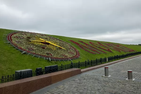 Tsvetochnyye Chasy clock at Victory Park in Moscow