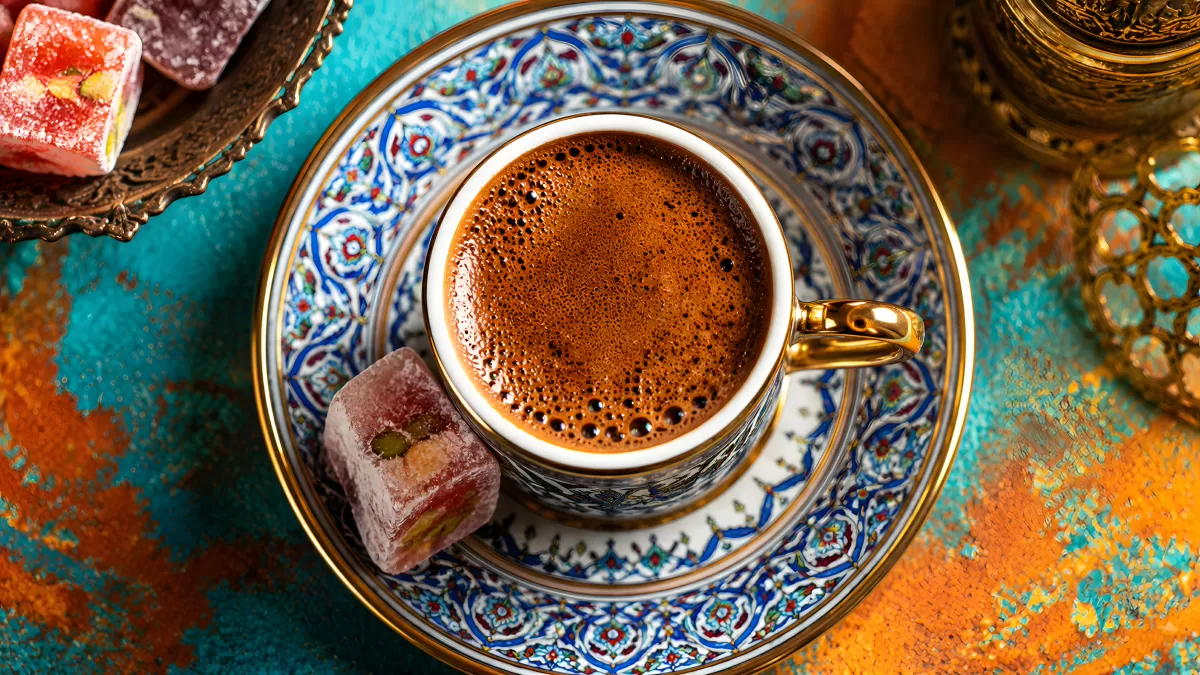 Türkischer Kaffee in verzierter Porzellantasse mit Lokum
