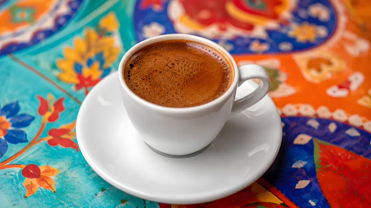 Türkischer Mokka in weißer Tasse auf buntem Untergrund