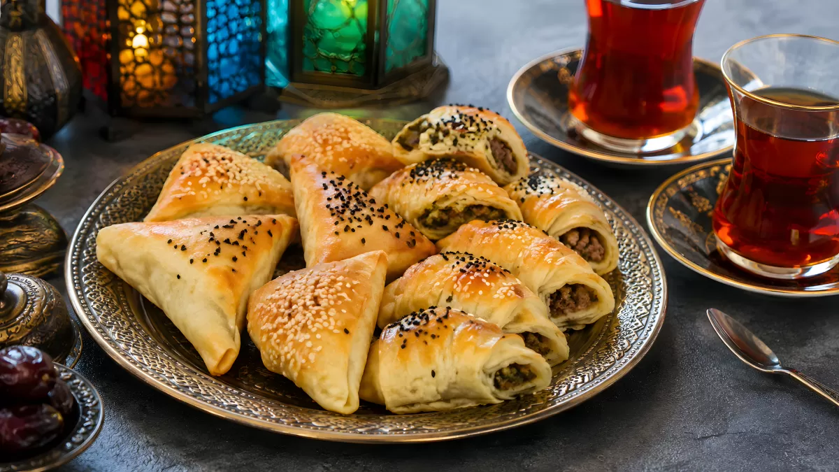 Türkisches Börek mit Sesam auf orientalischem Tablett