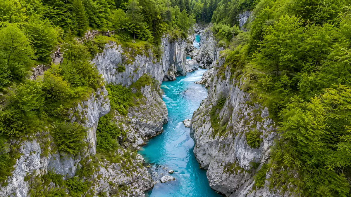 Türkisfarbener Fluss in wildromantischer Felsschlucht
