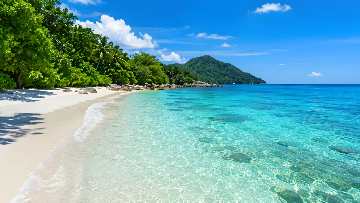 Türkisfarbenes Meer an einem weißen Sandstrand