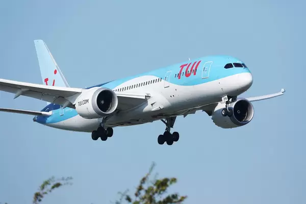 Tui Flugzeug im Landeanflug in der Luft