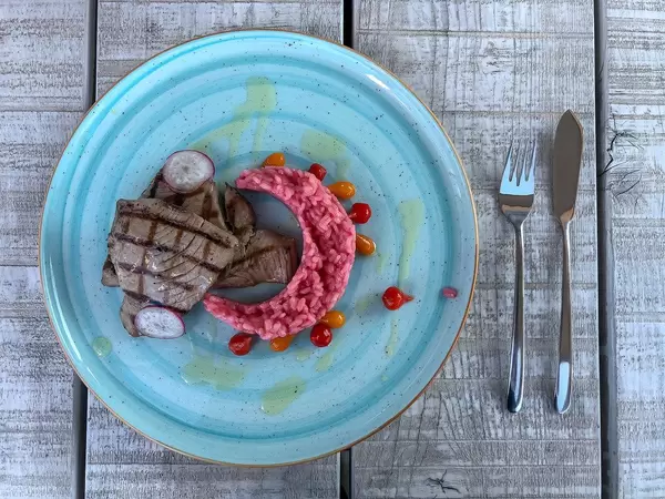 Tunfischsteaks mit Rote Beete Risotto. Draufsicht