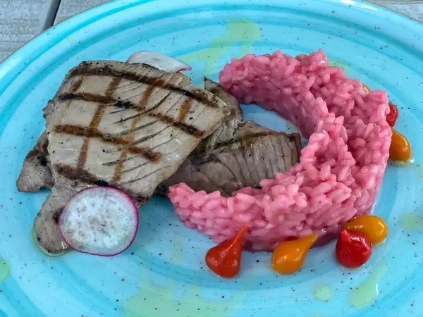 Tunfischsteaks mit Rote Beete Risotto. Nahaufnahme