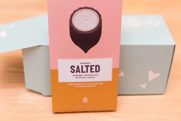 Tür 24: Karammelschokolade Fair Trade mit Kokosnussnektar und Cashew