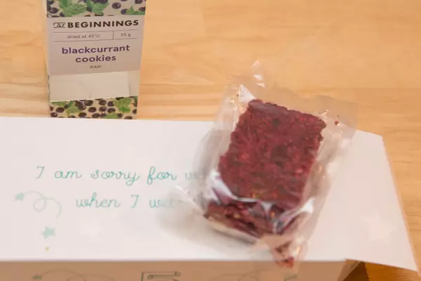 Tür 5: Gebäck mit schwarzen Johannisbeeren