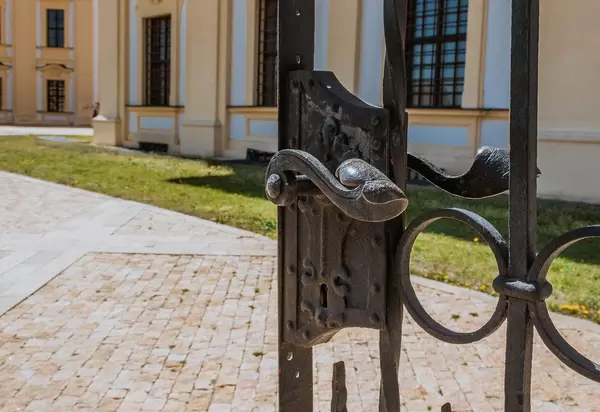 Tür mit Metallgriff am Schloss Slavkov in Austerlitz, Tschechien