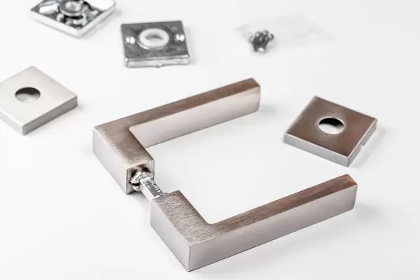 Türgriff auf weißem Hintergrund mit Einzelteilen und Details, zum Einbau bereit