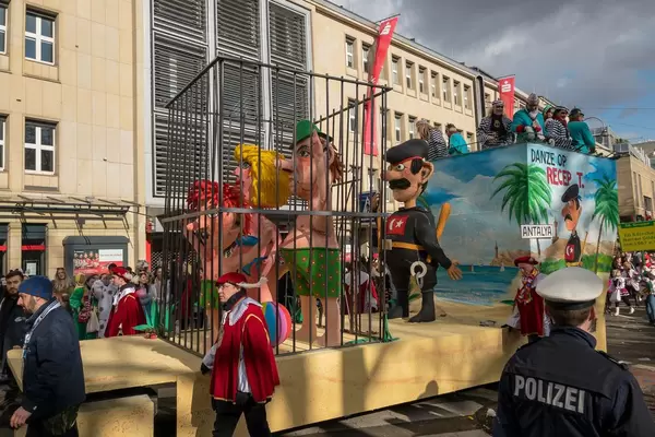 Türkische Politik als Thema eines Wagens beim Rosenmontagszug - Kölner Karneval 2018