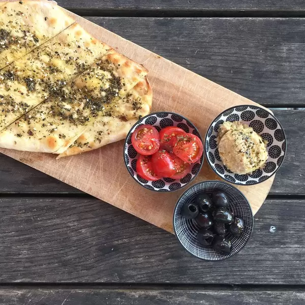 Türkisches NAN-Brot mit Hummus und Oliven
