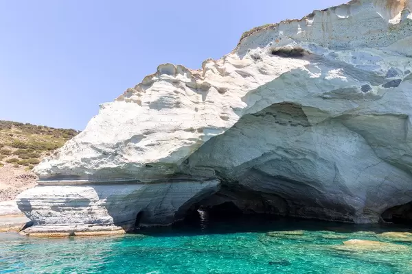 Türkises Wasser, Klippen und Höhlen. Katamaranfahrt von Adámas nach Kleftiko auf Milos