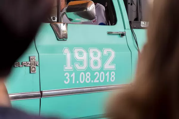 Türkisfarbener Pick-up mit der Aufschrift 1982 beim Konzert von Marteria und Casper