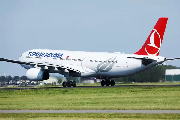 Turkish Airlines Flugzeug startet vom Flughafen Amsterdam Schiphol