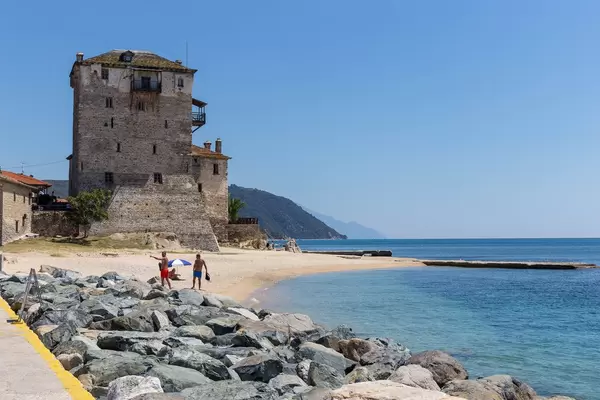 Turm von Prosphorion am Strand in Ouranoupoli, Griechenland