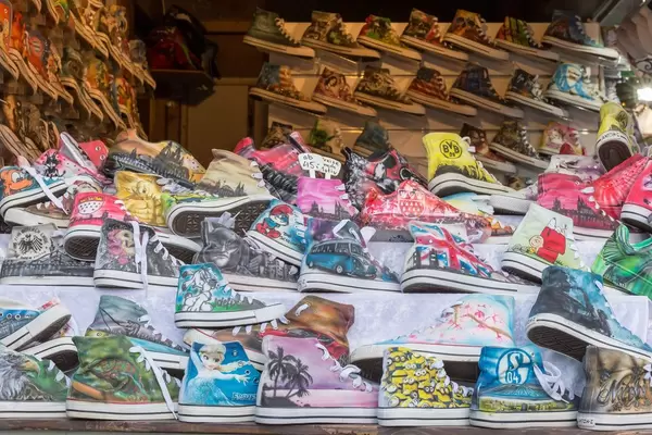 Turnschuhen in Converse Look mit Prints wie BVB, Mignons oder Schalke 04 auf Markt am Kölner Neumarkt