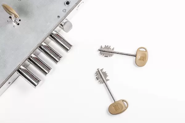Türschloss mit Schlüsseln in seltenen Formen auf weißem Hintergrund