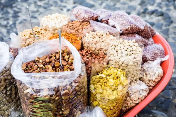 Tüten mit Saubohnen, Erdnüssen und Pistazien