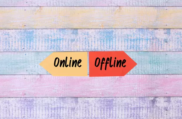 Two arrows with Online and Offline text
