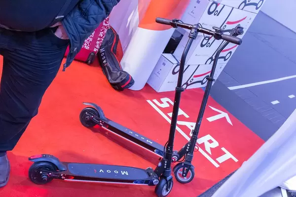 Two electric kick board scooter with breaks by Moovi