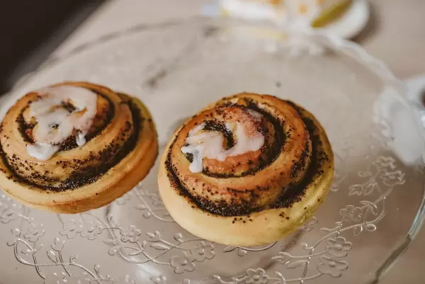 Two pieces of poppie-seed cake on a plate. (Flip 2019)
