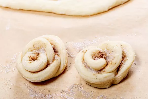 Two raw buns with cinnamon and sugar in the shape of flowers (Flip 2019)