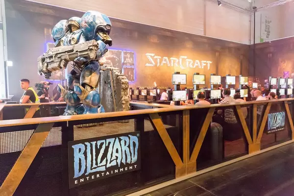 Tychus Findlay Skulptur und Gamer im Hintergrund - Gamescom 2017, Köln