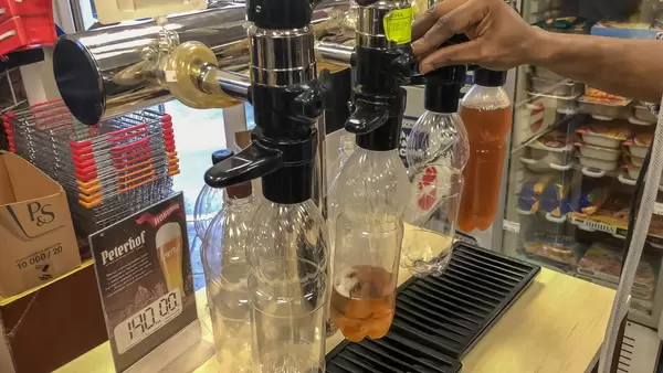 Typische 1L-Bierflasche im russischen Supermarkt