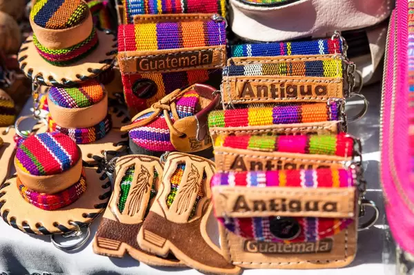 Typische bunte Souvenirs wie Geldbörsen, Boxen und Schuhe aus Antigua, Guatemala