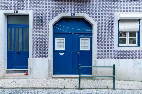 Typische Häuserwand in Lissabon mit Keramik-kacheln