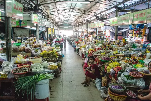 Typisches, asiatisches Essen in einer Markthalle in Vietnam