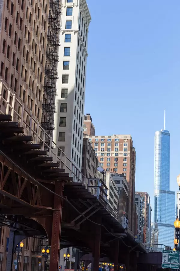 U-Bahn-Trasse und der Trump International Hotel & Tower im Hintergrund