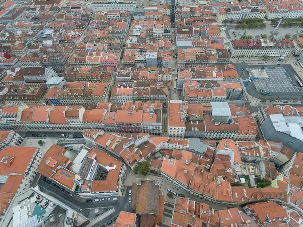Über den Dächern von Lissabon, Portugal, mit dem Platz Praça da Figueira im Hintergrund (Drohnenfoto)