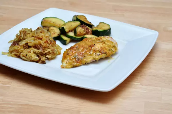 Überbackende Hähnchenbrust mit Kartoffelrösti und Zucchinigemüse