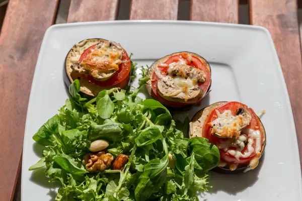 Überbackene Auberginen und Tomaten und Salat mit Nüssen