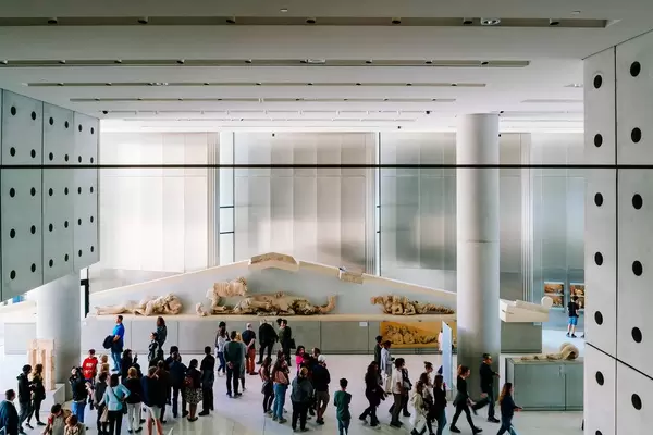 Überblick auf das Innendesign des neuen Akropolismuseum "Bernard Tschumi" in Athen