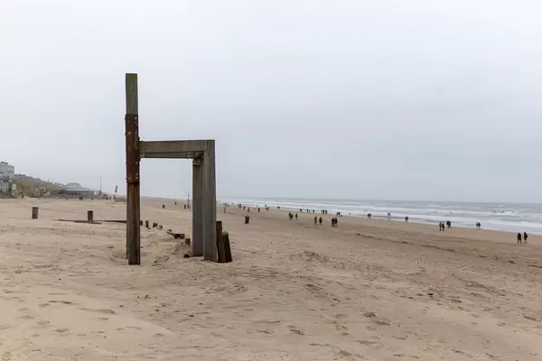 Übergroßer Stuhl aus Holz am Strand von Zandvoort, Niederlande