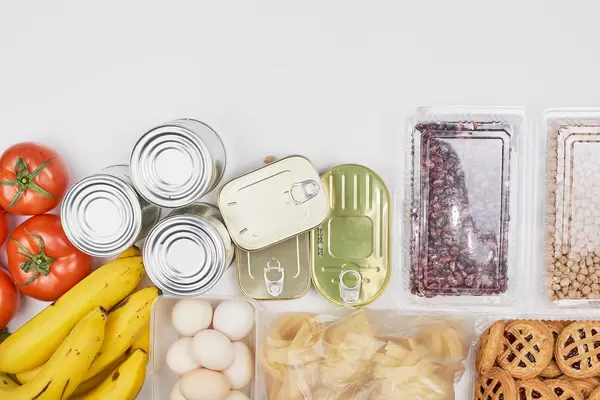 Überlebensnahrung: Notration für bedürftige Menschen mit Eiern, Nudeln, Dosen, Bananen