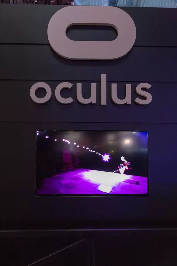Übertragung des Spielgeschehens auf ein Bildschirm am Messestand von Oculus