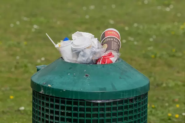 Übervolle grüne Mülltonne