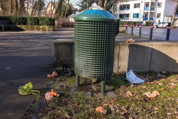 Übervolle Mülltonne im Park (dog shit / poo)