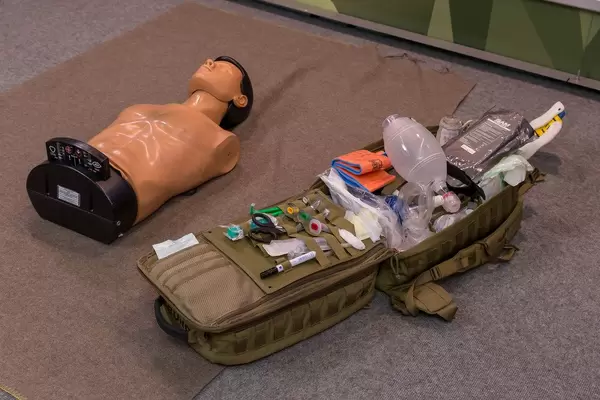 Übungspuppe mit einem Notfall Arzneikoffer an der Photokina in Köln