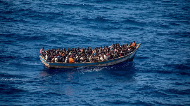 Überfülltes Flüchtlingsboot treibt auf offener See