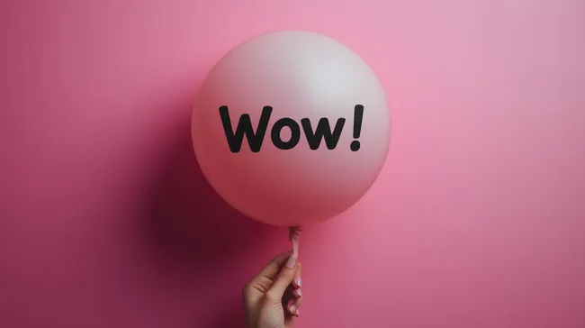 Überraschendes Luftballonportrait auf rosa Hintergrund