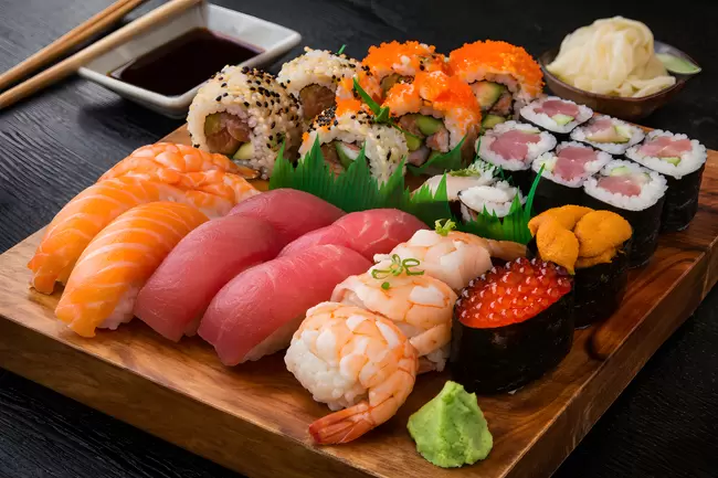 Üppiges japanisches Sushi-Gericht auf Holzbrett
