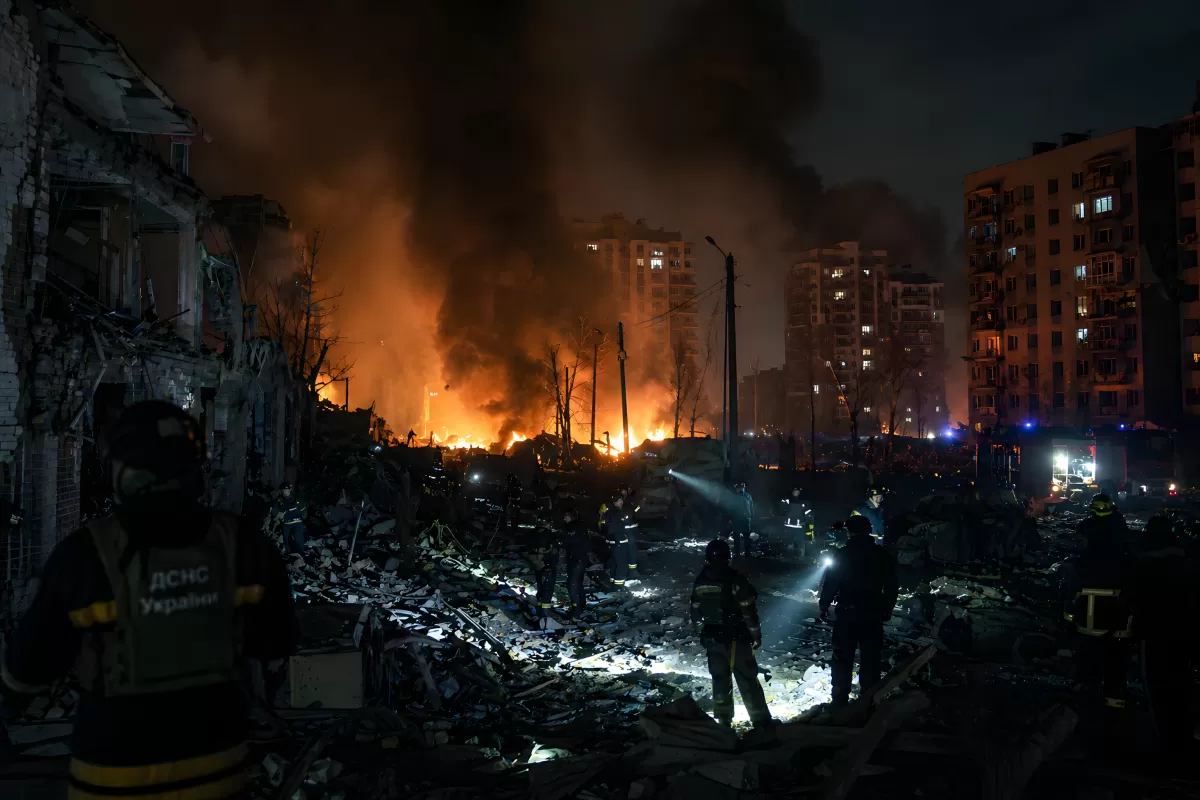 Ukrainische Feuerwehr im Einsatz nach Raketenangriff