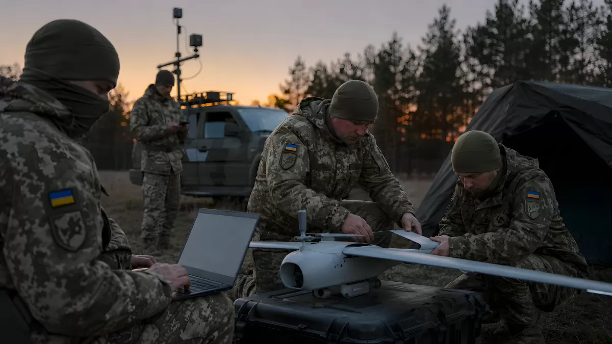 Ukrainische Soldaten bereiten Drohne bei Dämmerung vor