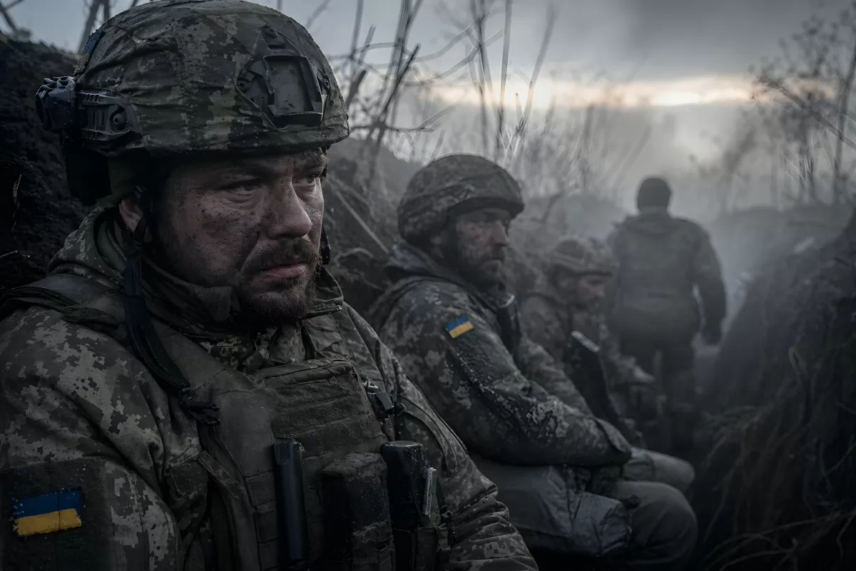 Ukrainische Soldaten im Schützengraben an der Front