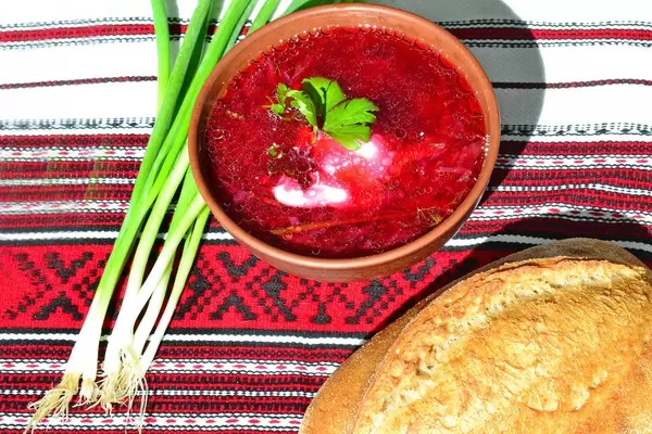 Ukrainischer Borschtsch mit selbstgebackenem Brot
